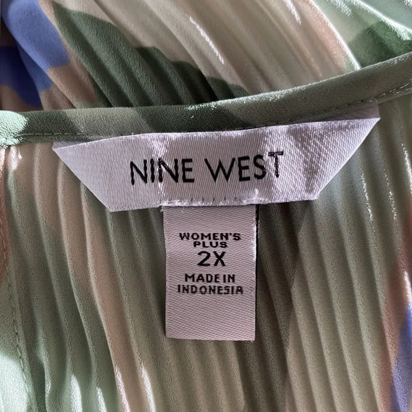 Nine West Women’s Plus 2X Blouse Top Pleated Top Bell Cuffs Abstract Print - Picture 6 of 7